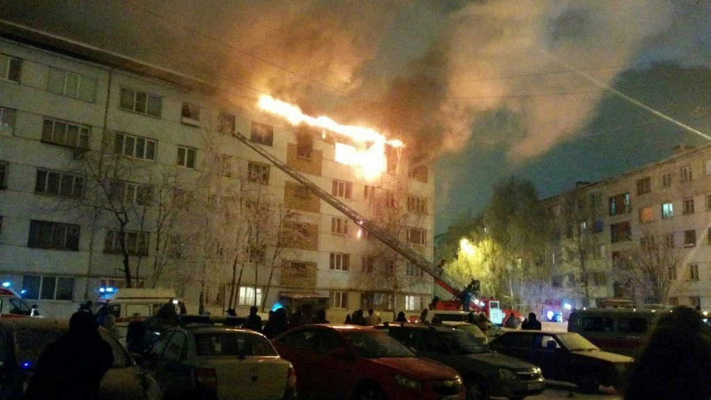 Ухтинские пожарные вызволили троих детей из горящего дома