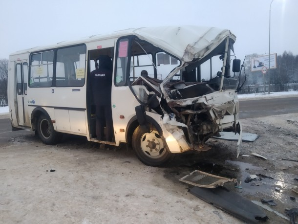 В Коми при столкновении автобуса и грузовика пострадал подросток