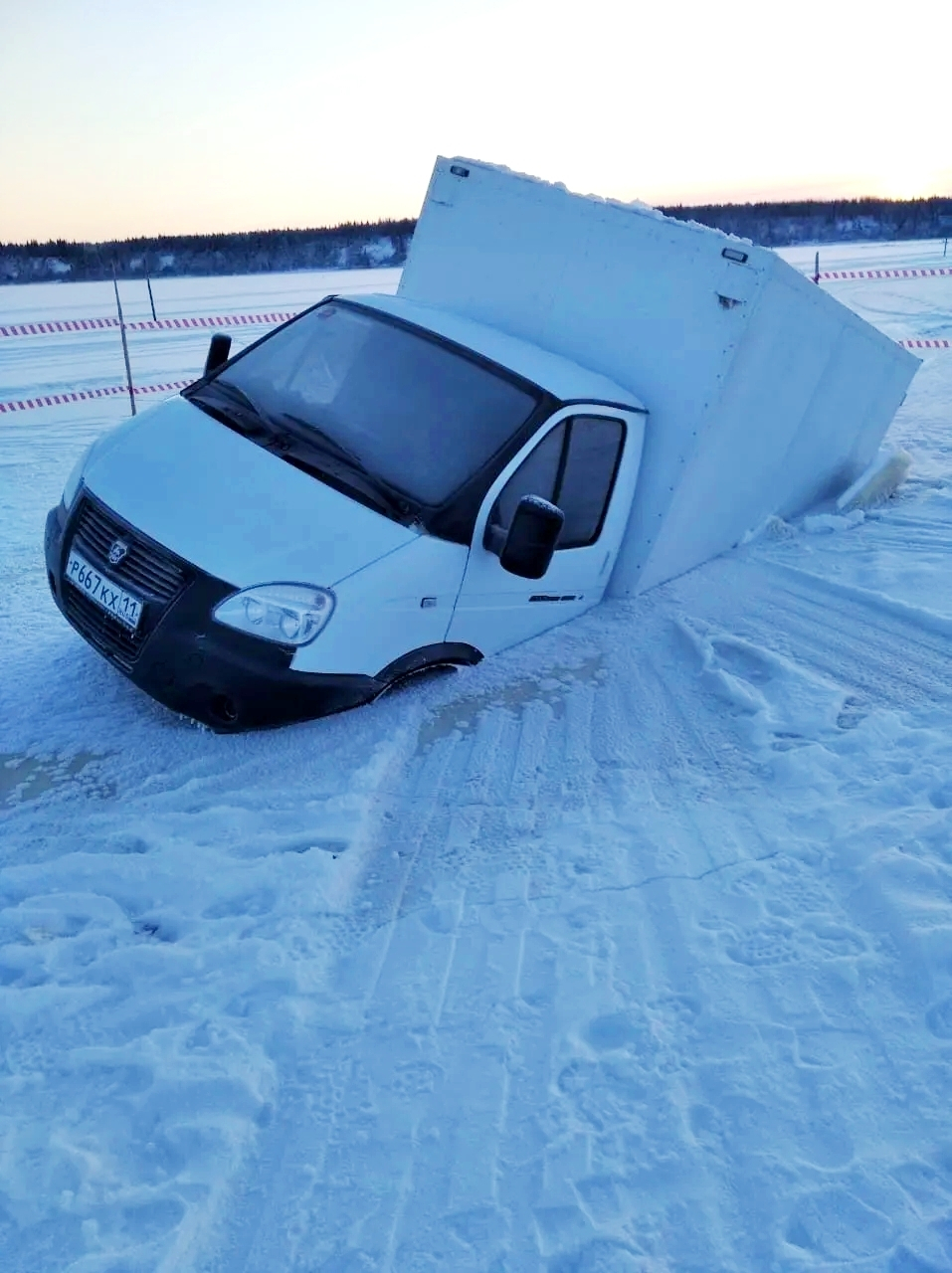 Белая субмарина в Коми: грузовая "Газель" оказалась подо льдами Печоры