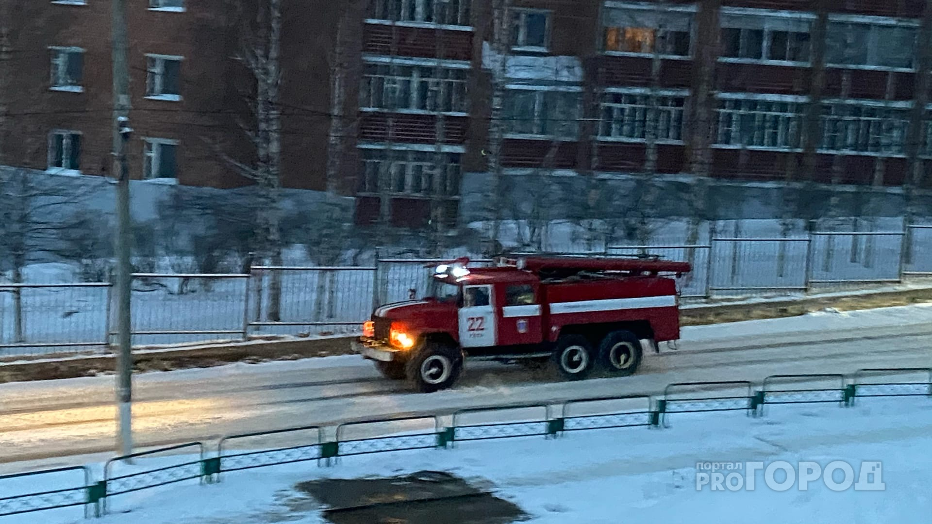 Пожар в новогоднюю ночь: ухтинские огнеборцы спасли из горящего дома 13 человек