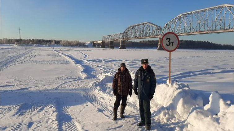 В Ухте через реку Ижму открыли ледовую переправу для транспорта
