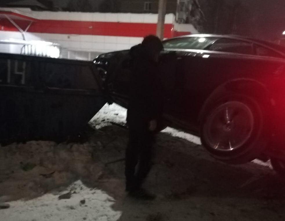 В Ухте водитель автомобиля марки Mercedes-Benz пытался припарковаться на бункер: видео