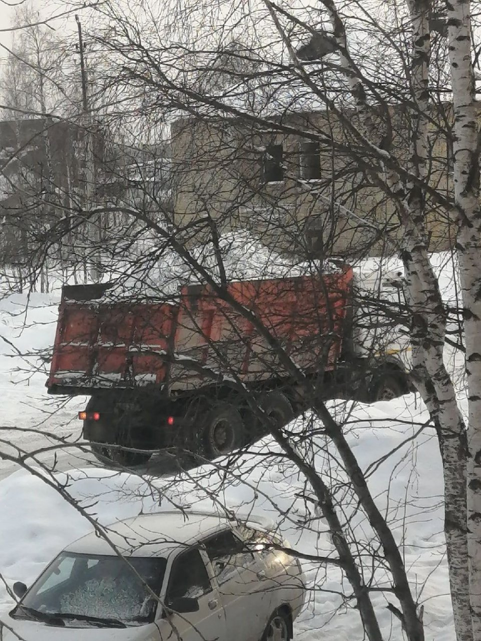 Ухтинские предприятия вывозят снег на окраины города