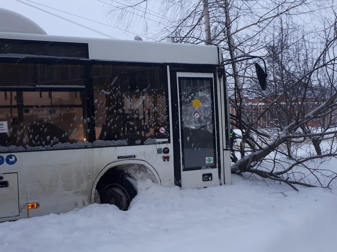 "И так сойдет!": в Коми водитель автобуса врезался в забор и после аварии бросил пострадавших пассажиров