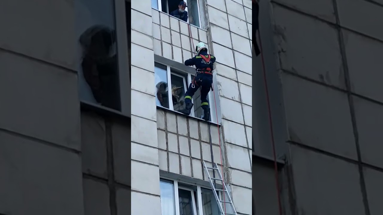 В Ухте спасателям пришлось вбираться в окно, чтобы спасти двух маленьких детей