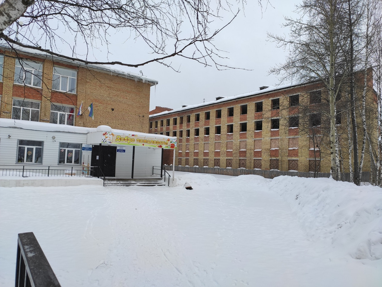 Ухтинские мамочки "снесли" здание, где собираются школьники, бомжи и наркоманы