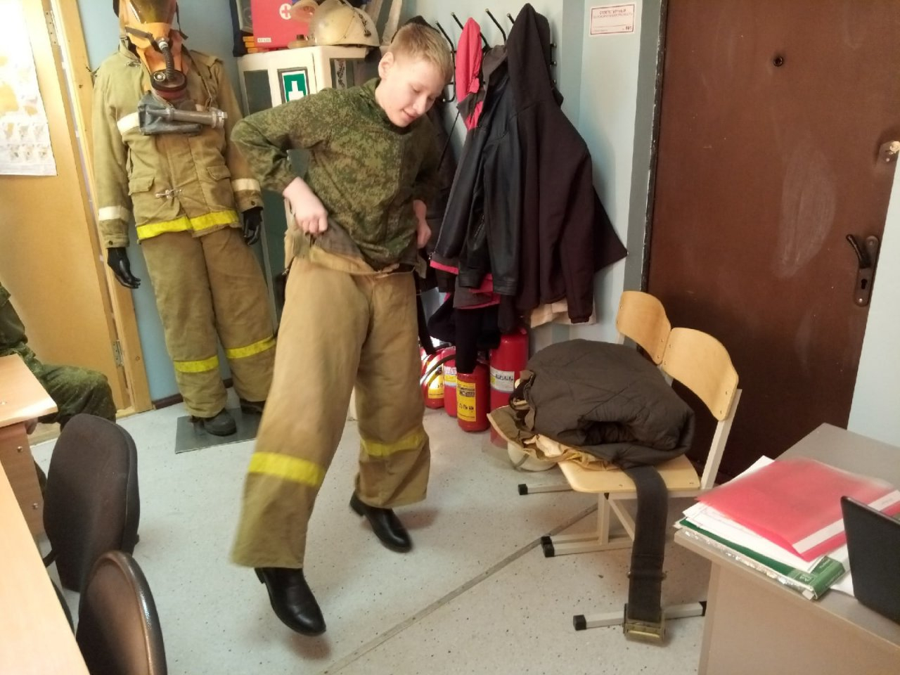 Сезон учебы открыт: юные ухтинцы попробовали себя в роли пожарных и спасателей