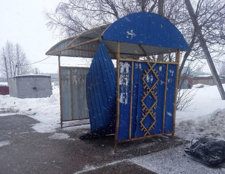 "Не было никакой возможности укрыться от непогоды: в одном из ухтинских поселков остановка пришла в негодность