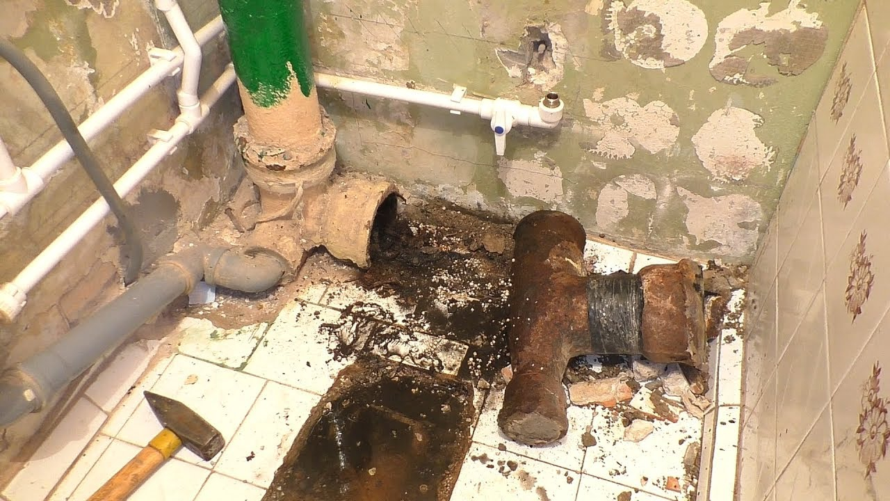 Семья из Коми стояла "насмерть", чтобы не допустить работников до ремонта канализации