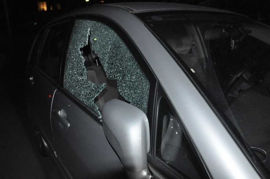 Z разбили. Разбитое окно машины. Разбили стекло в машине. Разбитое боковое стекло. Разбитое боковое стекло машины.