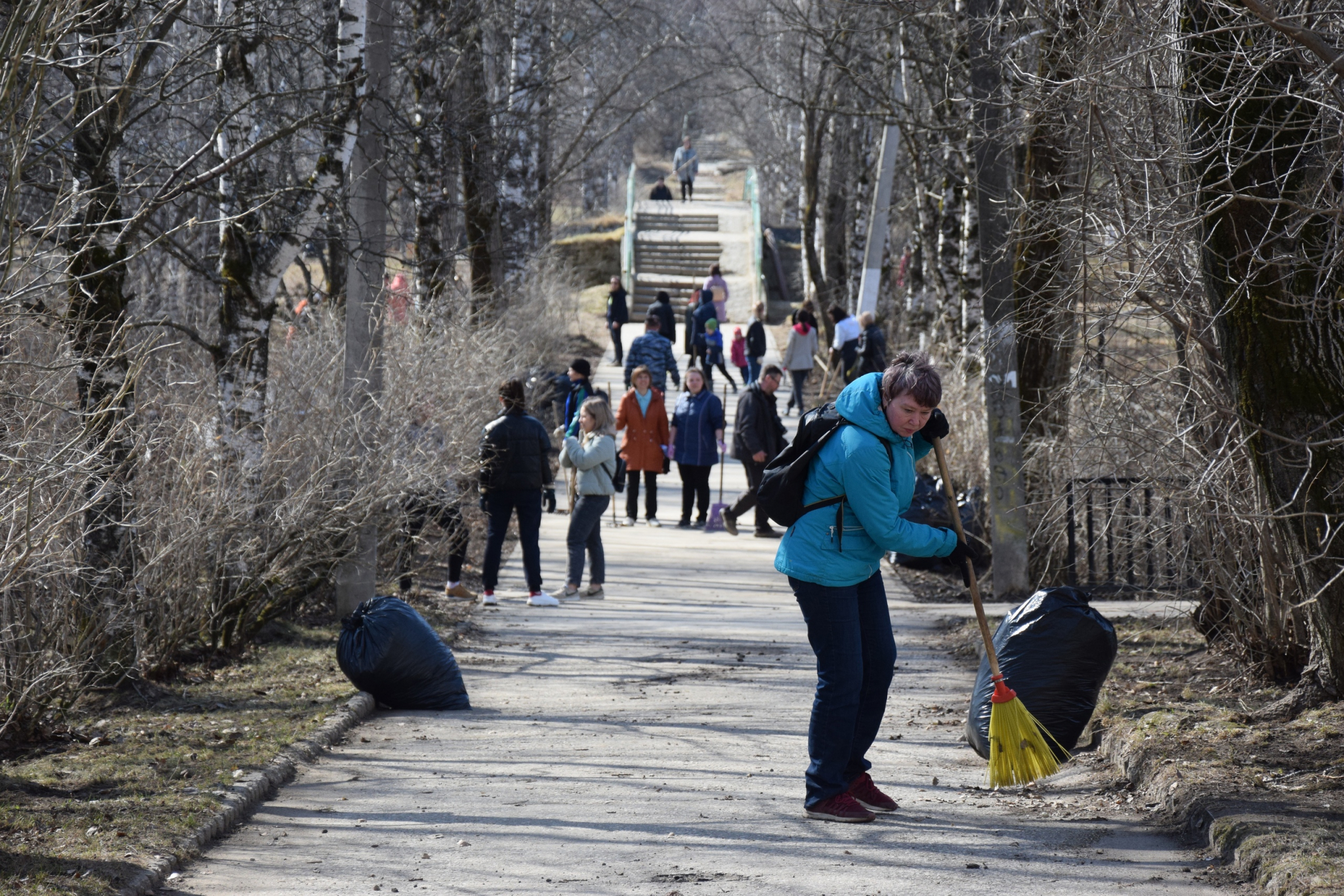 Работники администрации Ухты собрали на субботнике более 200 мешков мусора