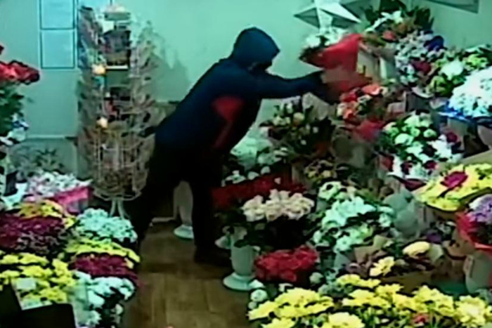 В Коми пьяный "романтик" вручил первой встречной похищенный букет роз