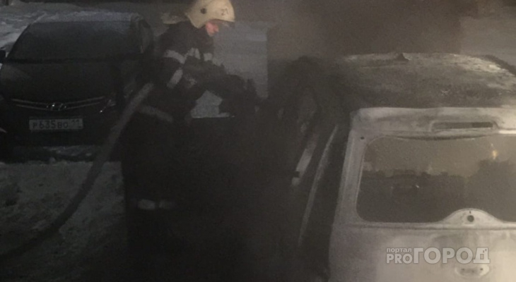 "Месть или неосторожность?":в Ухте ночью пожарные потушили автомобиль