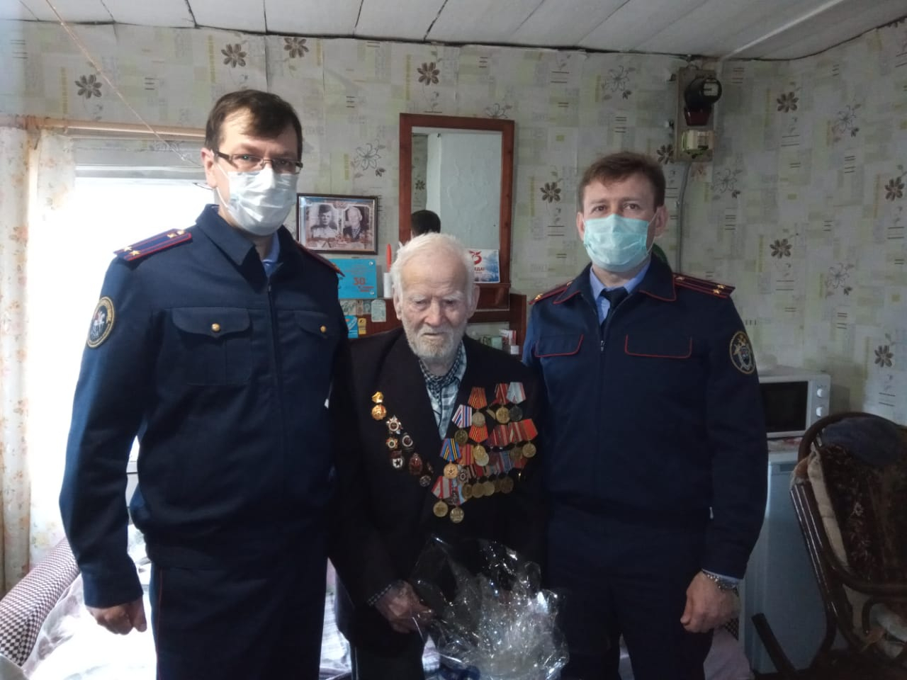 В Сосногорске следователи поздравили ветерана и подарили ему "предметы домашнего интерьера"