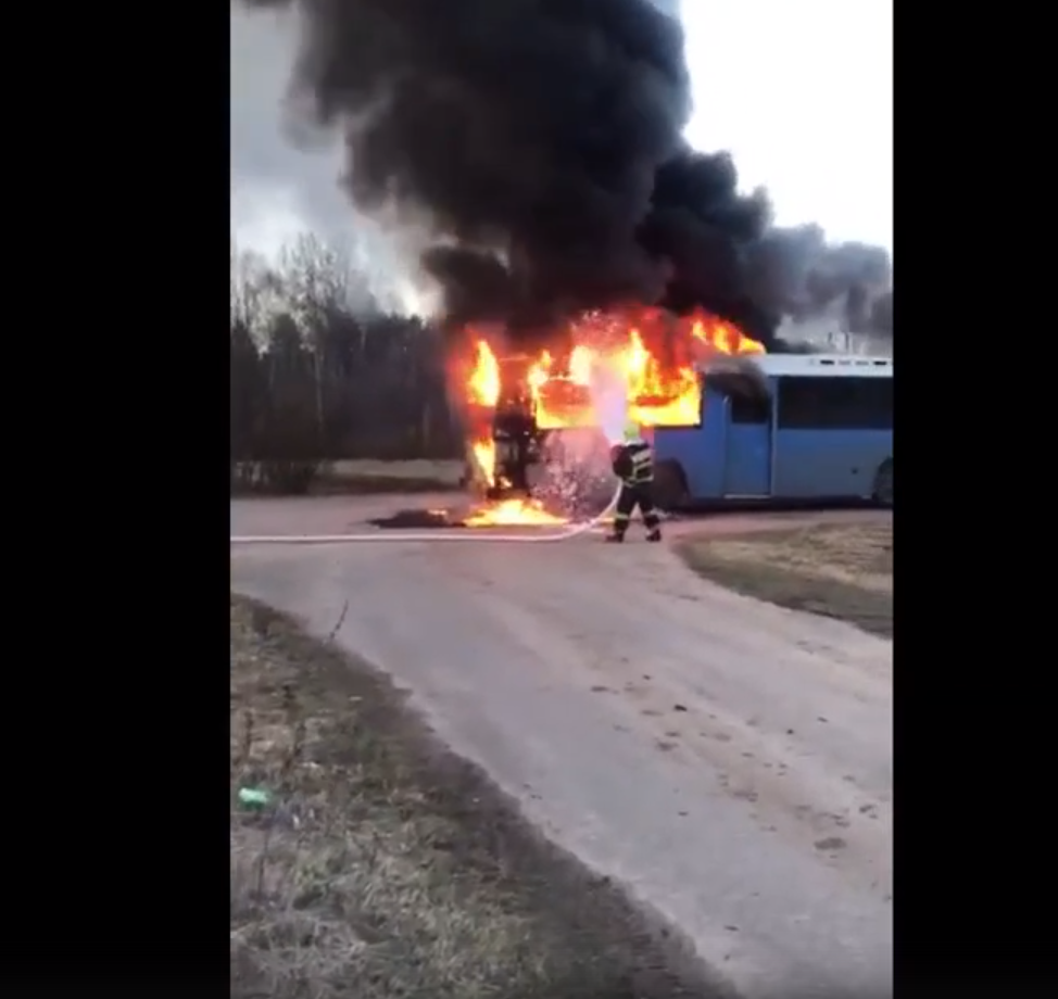В Коми на ходу загорелся маршрутный автобус с пассажирами внутри