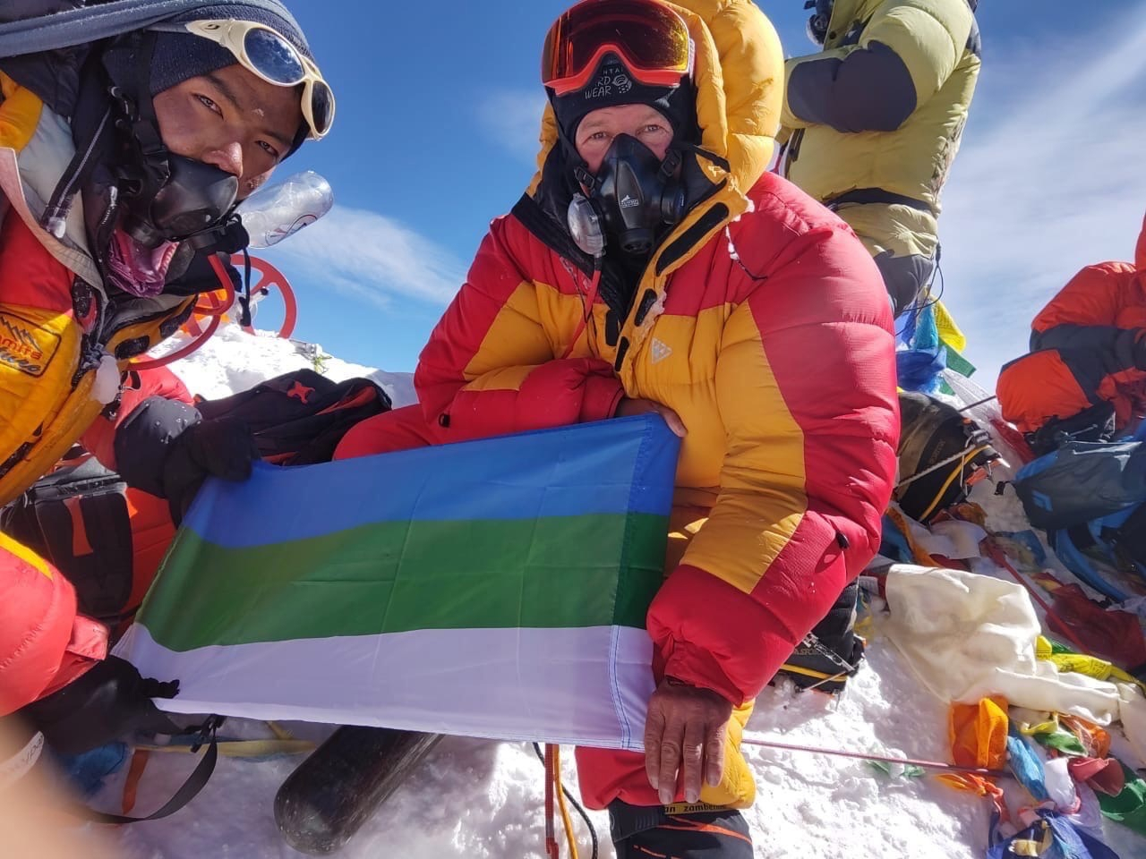 Спасатель из Коми забрался на Эверест и поднял флаг республики