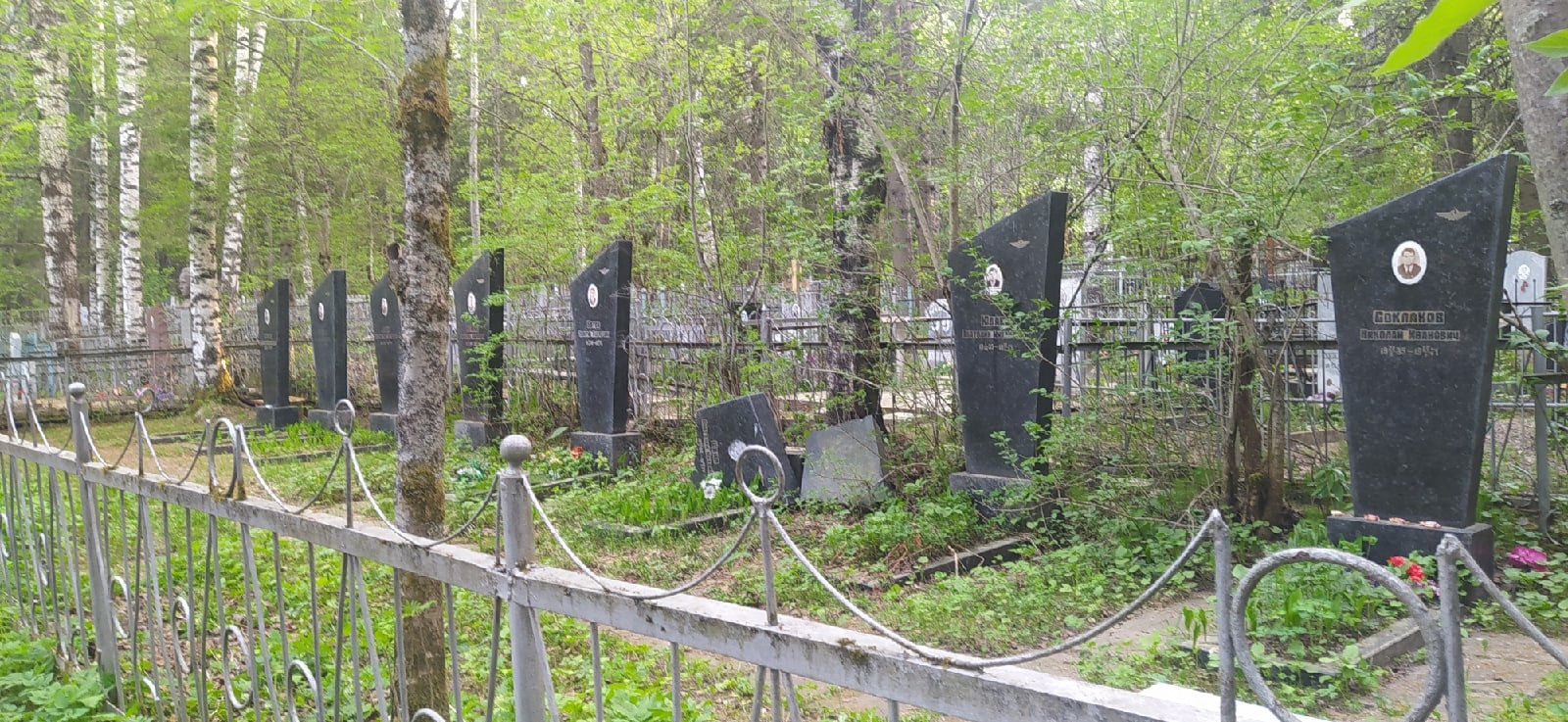 В Коми на кладбище обвалилось надгробие на захоронении 14 летчиков