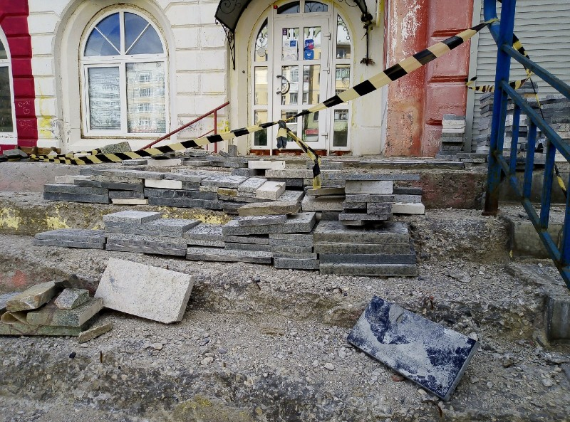 В Коми для ремонта ступеней в здание используют могильный камень