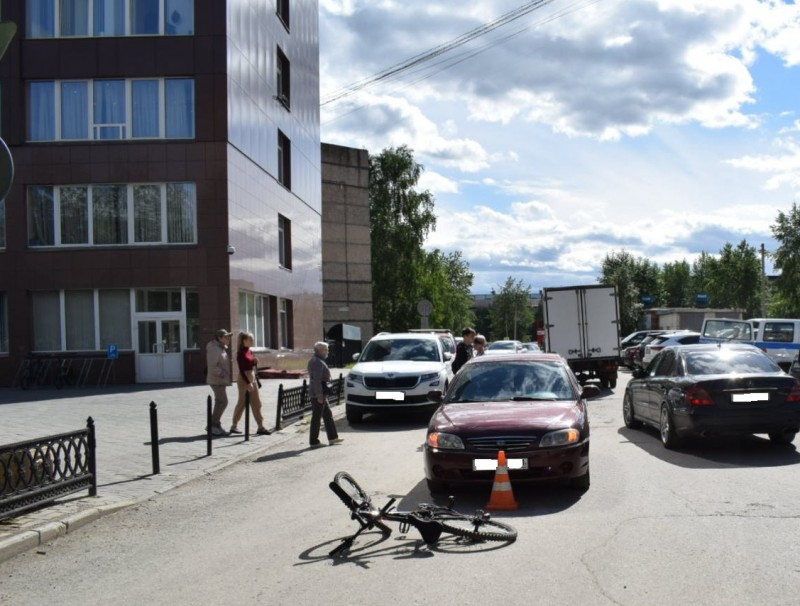 "Мальчик кричал от боли": В центре Ухты сбили ребенка на велосипеде