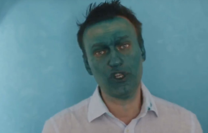 Оппозиционера Навального облили зелёнкой