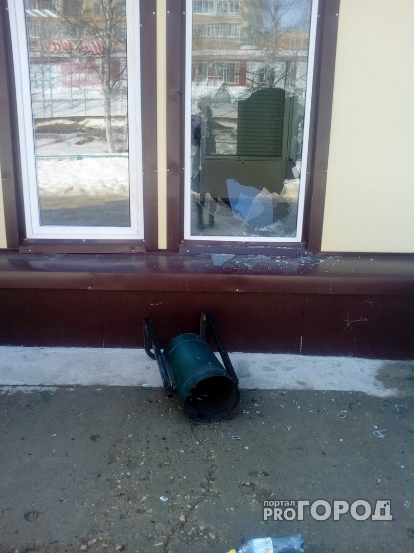 В Ухте ночью разбили стекло магазина урной