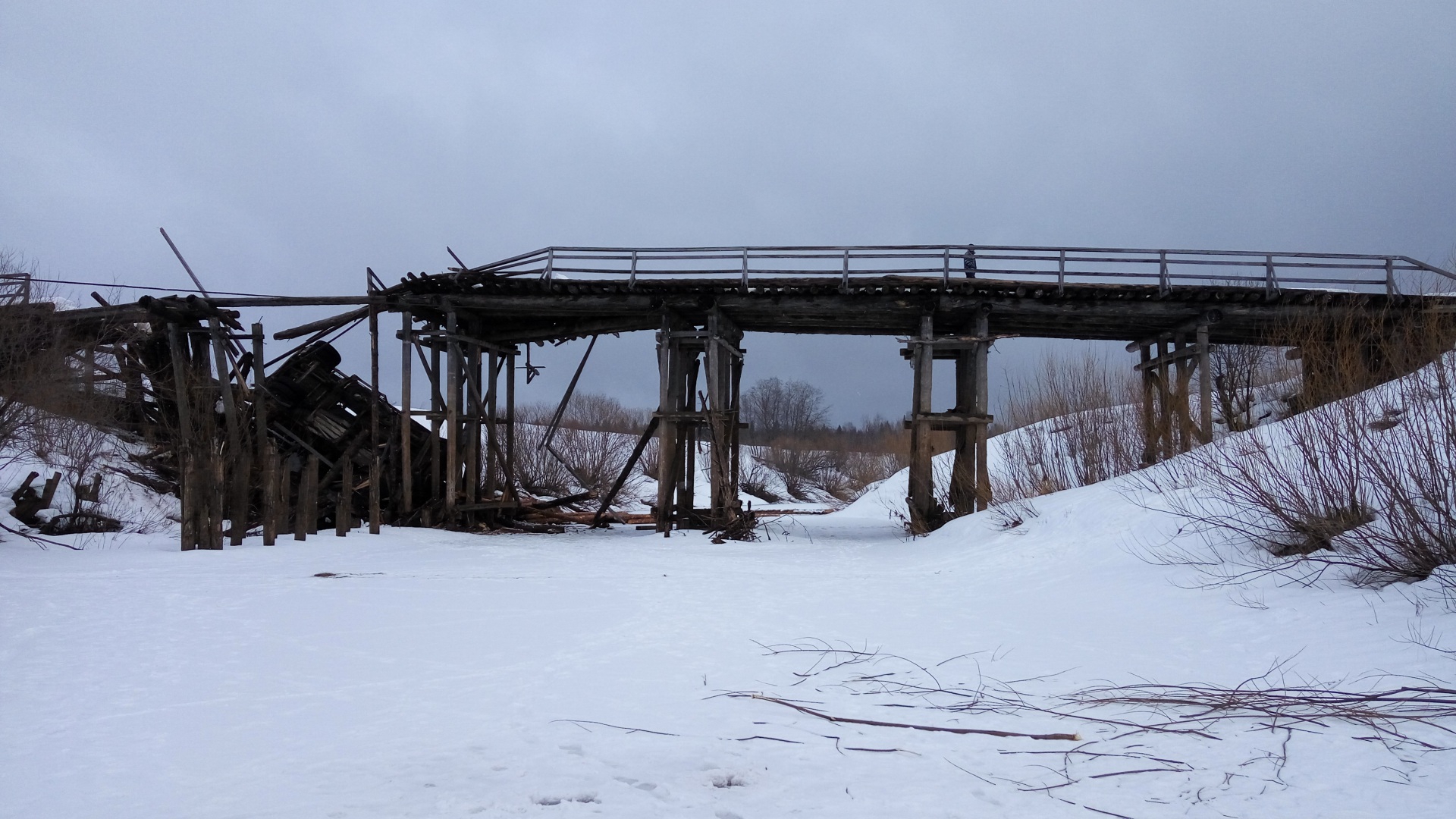 В Прилузье восстанавливают обрушенный мост