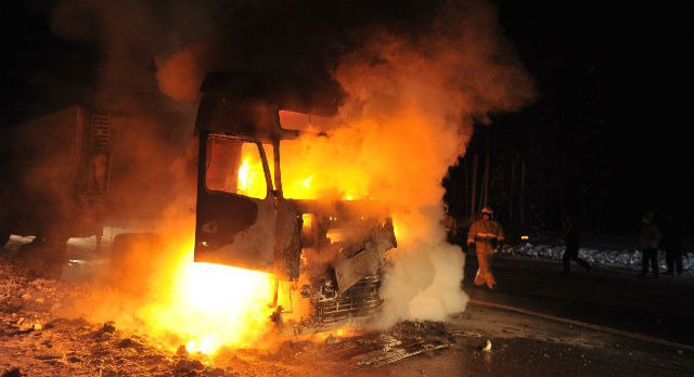 В Прилузье на дороге сгорел фургон