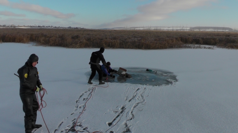 Рыбак провалился под лед в Коми