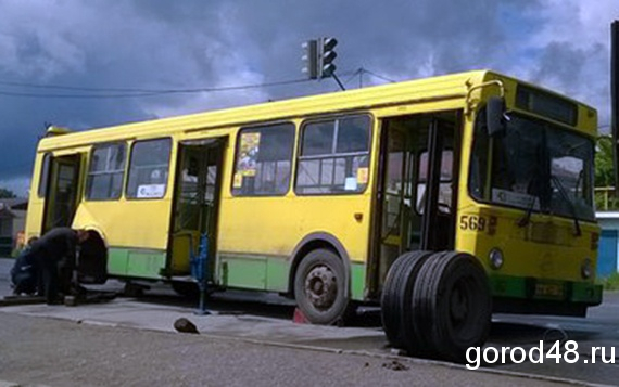 У автобуса Вуктыл-Ухта на полном ходу отлетело два колеса сразу