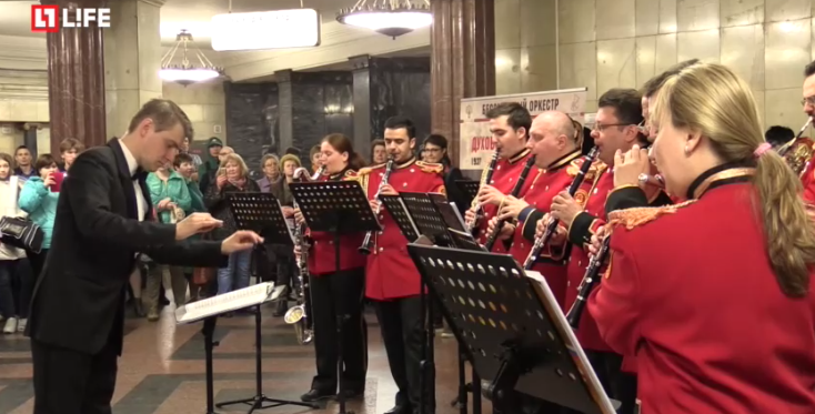 Прямая трансляция: Государственный духовой оркестр в метро играет мелодии Победы