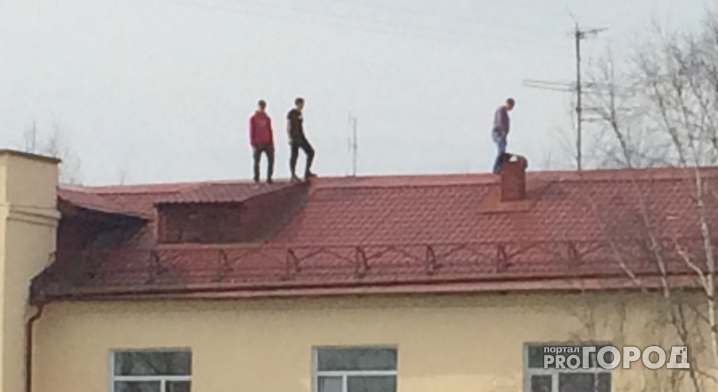 В столице Коми подростки бродят по центральным городским крышам