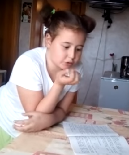Вирусное видео в Сети: мать учит дочь отличать грибы от огурцов