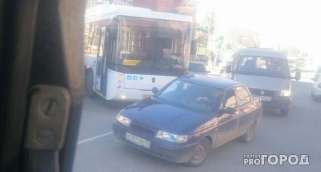 В Коми водитель автобуса протаранил две машины, решив пообедать за рулем