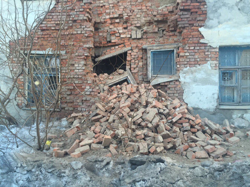 В Воркуте стена жилого дома рухнула на землю
