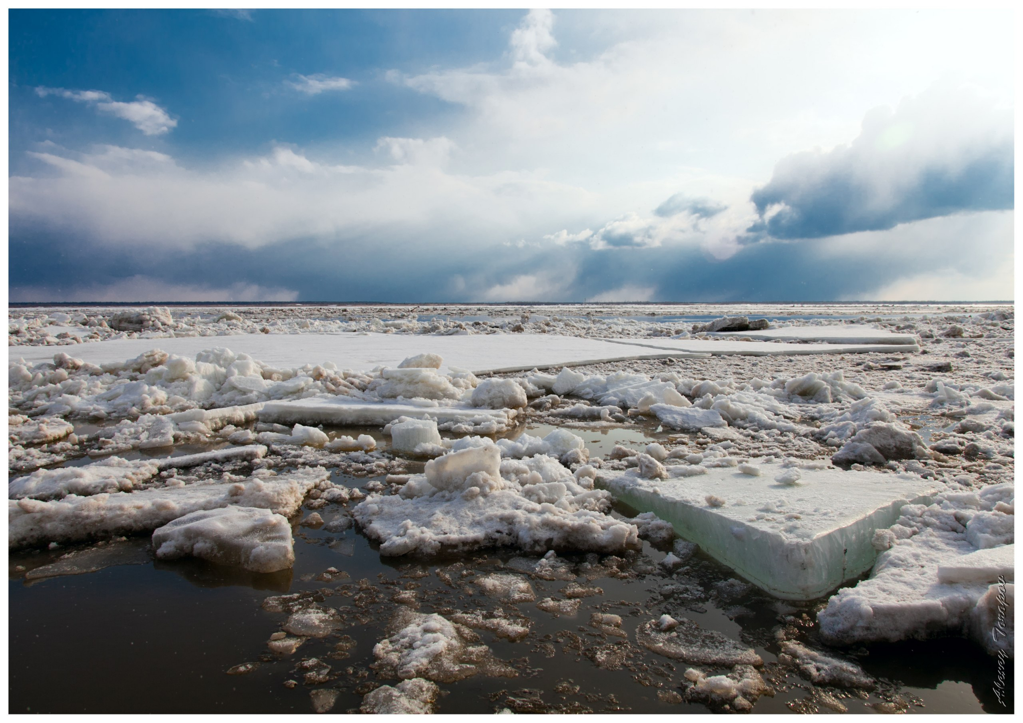 В Коми на реке Печора идет ледоход: фото