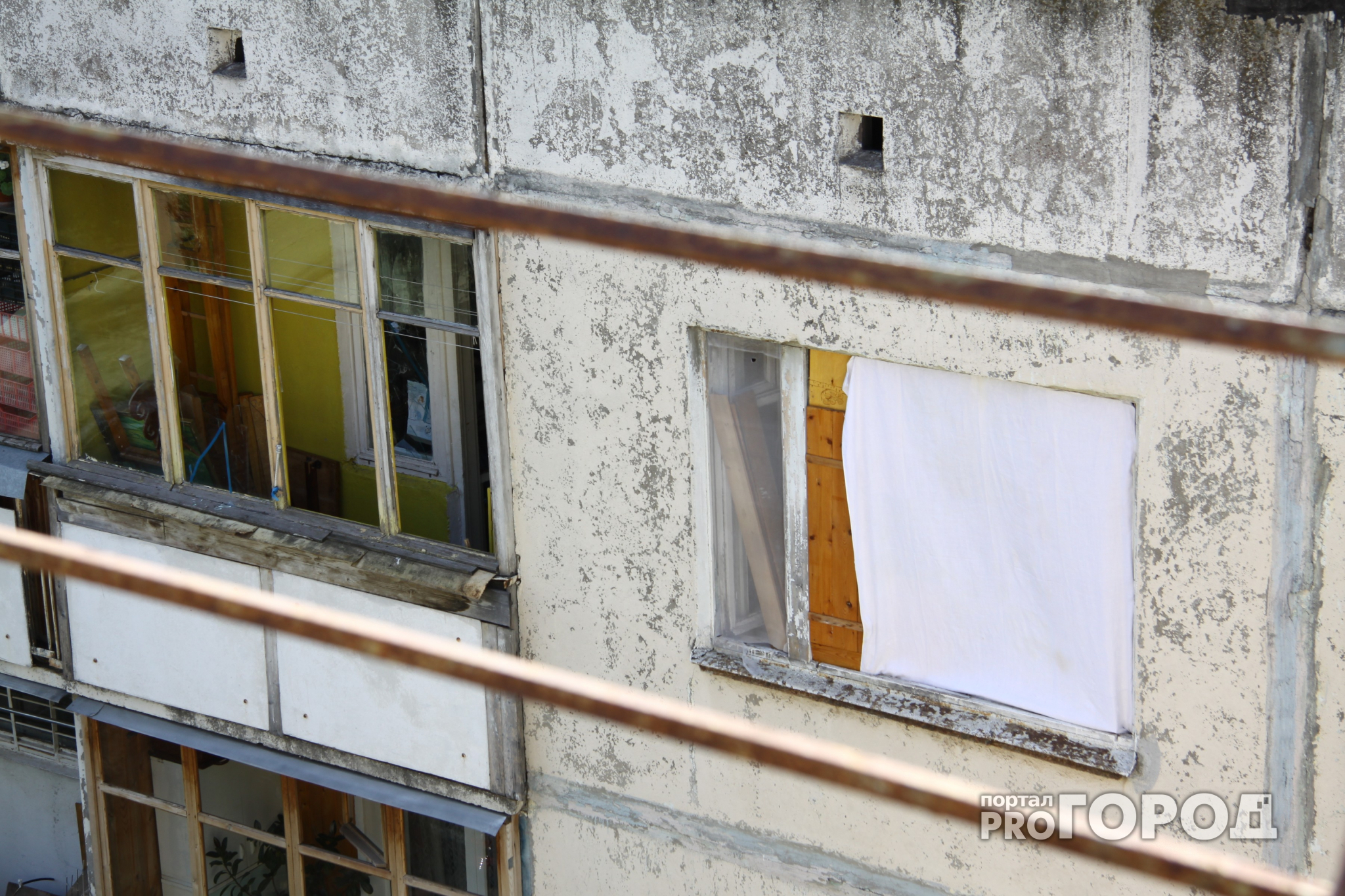 В Воркуте трехлетняя девочка выпала с балкона