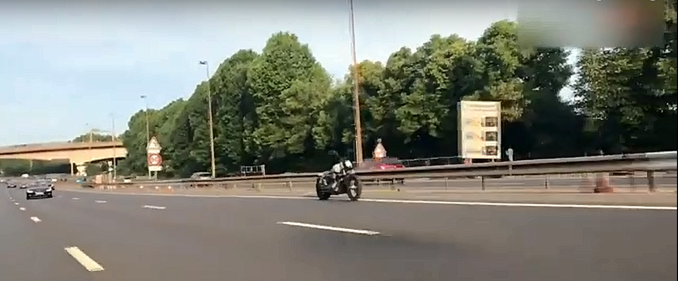 Во Франции байкер попал в ДТП, но его мотоцикл поехал дальше