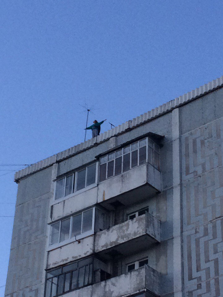 В Сосногорске подростки бегали по крыше многоэтажки