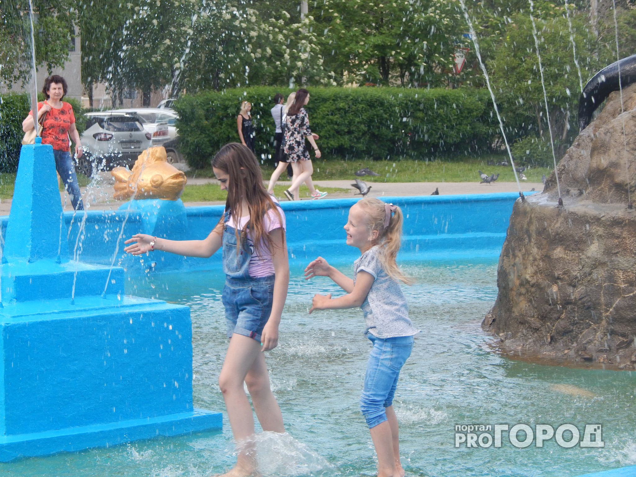 В Ухте включили фонтан возле Детского парка: фотореп