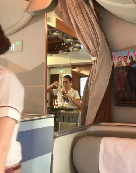 На видео сняли как стюардесса сливает недопитое шампанское в бутылку