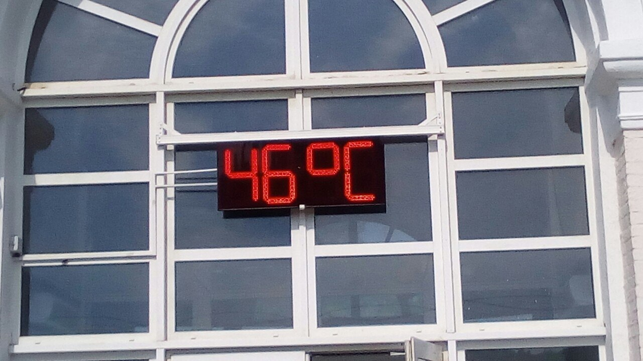 Табло на вокзале в Ухте показывает 46 градусов жары