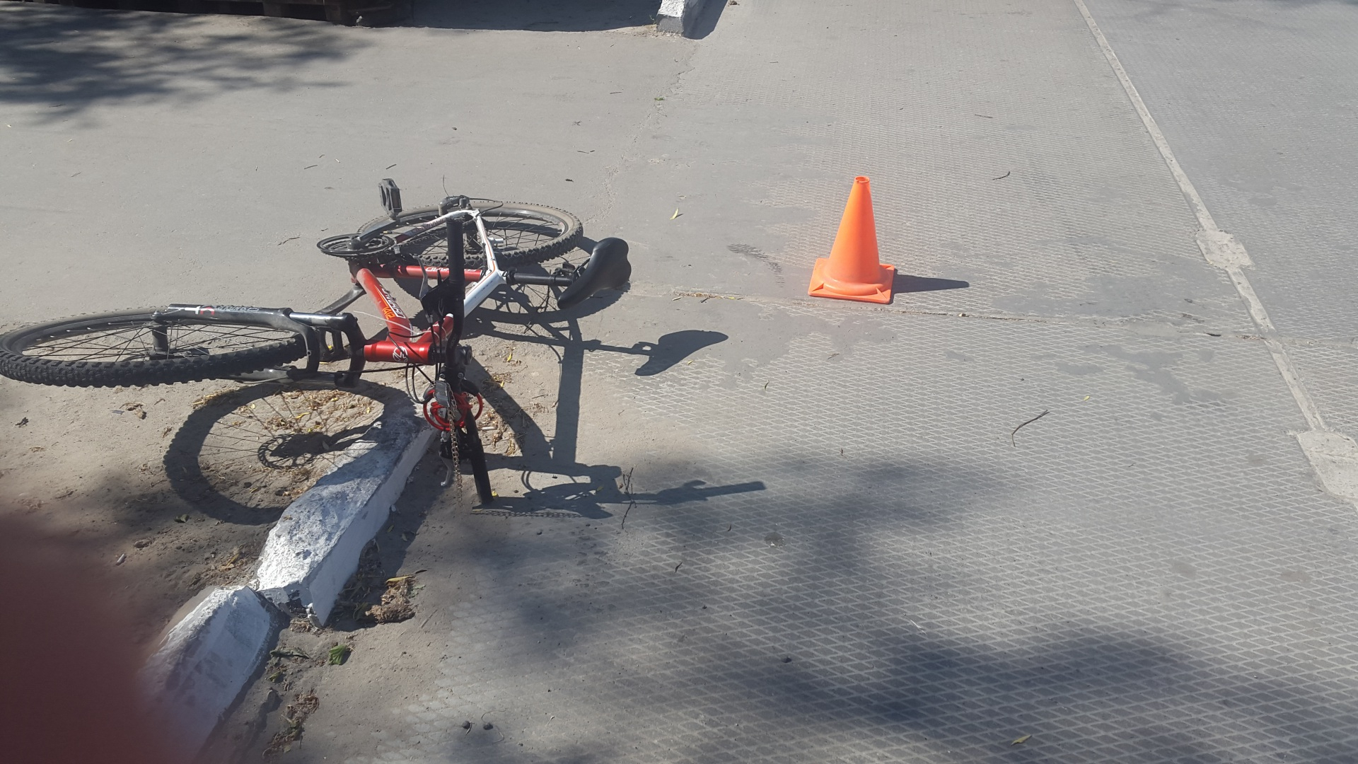 В Усинске велосипедистку сбила машина