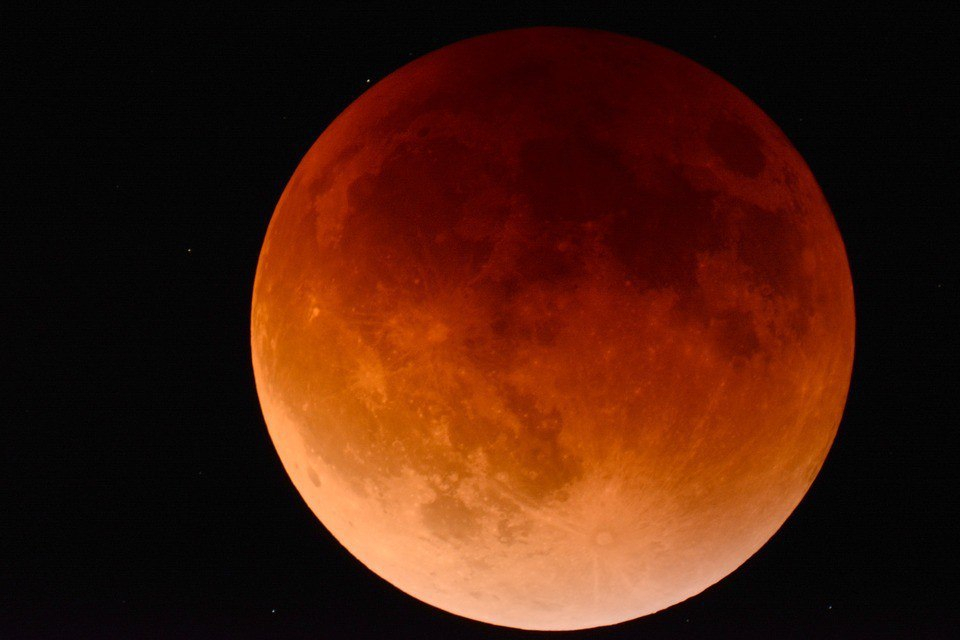 Жители Коми наблюдали лунное затмение: фотоподборка