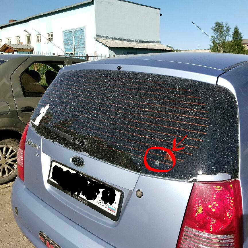 В Сосногорске неизвестные  расстреливают машины из пневматики