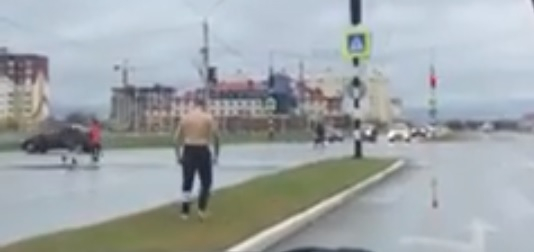 В Коми полуголый мужчина прыгал на пешеходном переходе и пугал прохожих