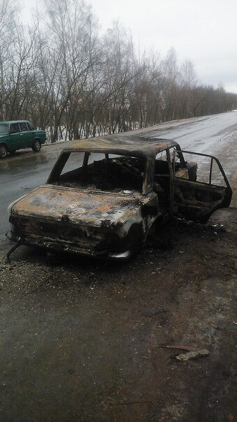 В Коми на дороге загорелась машина с людьми внутри