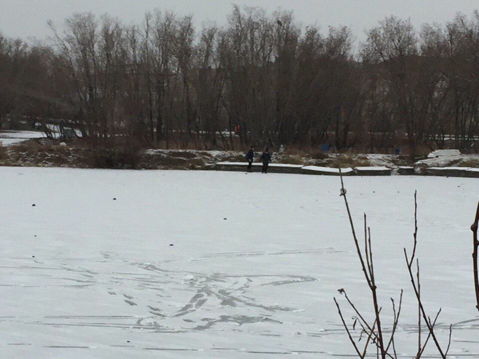 В Коми дети уже бегают по льду на озерах