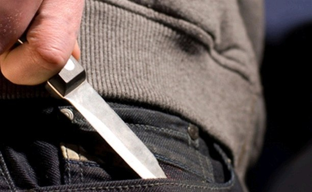 В Коми мужчина хотел помириться с девушкой, но напал на неё с ножом в офисе