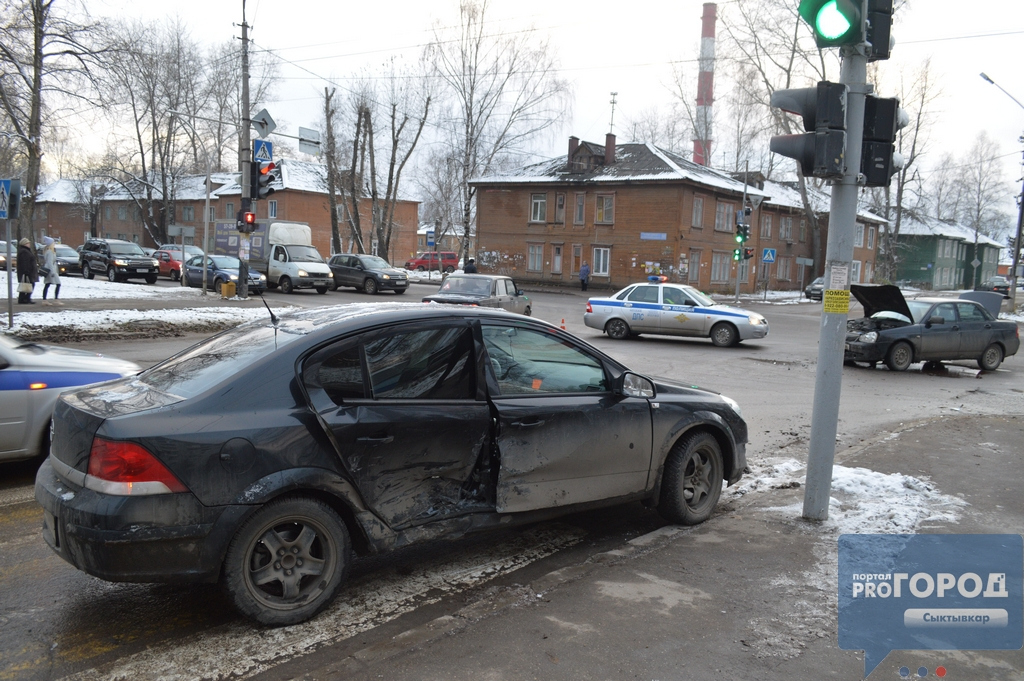 В Коми из-за невнимательности водители разбили свои машины