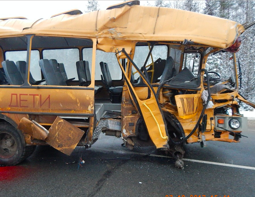 В ДТП со школьным автобусом в Коми пострадало четверо детей